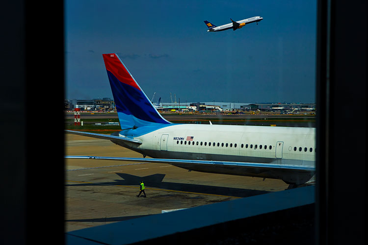 London Heathrow : View from Costa Coffee : Terminal 4