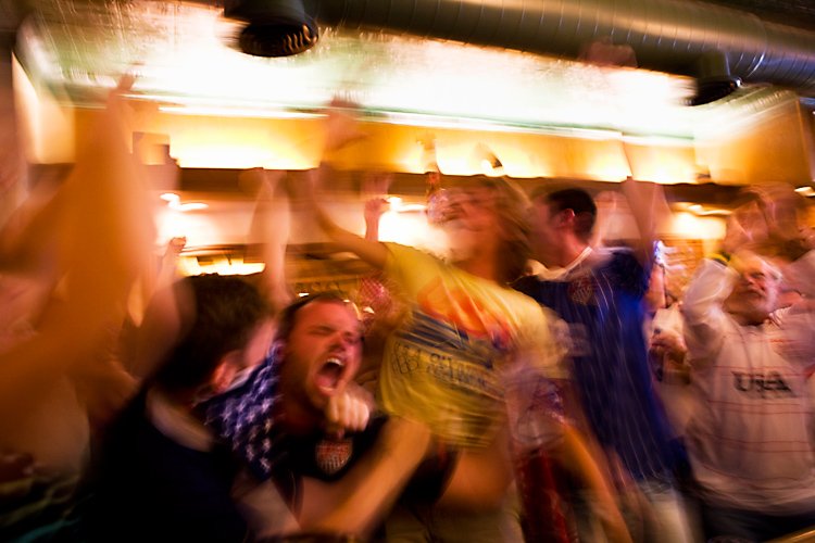 US Score and the Fans Go Crazy : Pipers Pub : Pittsburgh