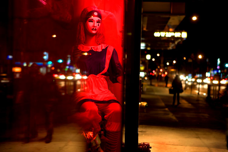 Sad Face in The Window : 23rd St NYC